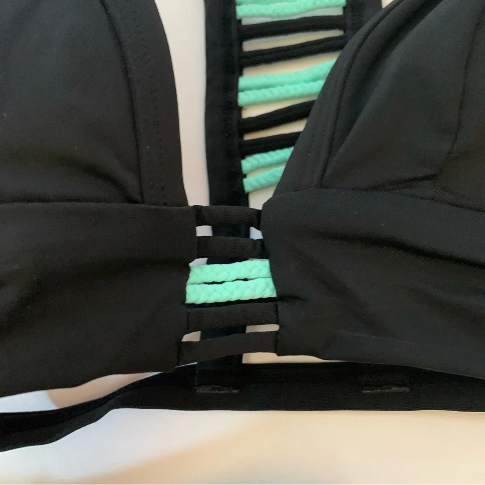 NWT. UNBRANDED Black and Turquoise Striped Women's Bikini